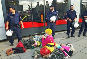 Запрет на никаб обернулся восстанием клоунов