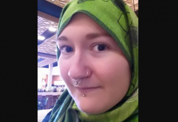 Хижаб киюге мәжбүр болған атеист әйел