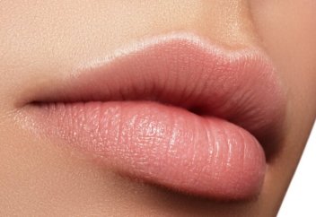 Врачи рассказали, как определить коронавирус по цвету губ