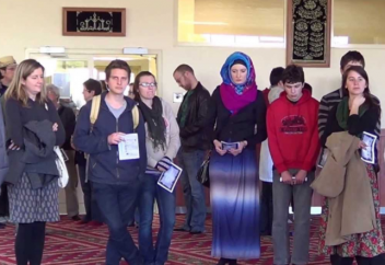 Тысячи христиан устремились в мечети по всей стране – зачем?