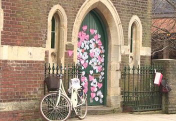 Мұсылман еместер сүйіспеншілігін білдіру үшін мешітке жүрекшелерін жапсырды