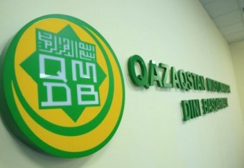 ҚМДБ ресми жауап: Біреудің оқып тұрған намазын бұзу дұрыс па?