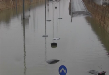 Сауд Арабиясында туннельдегі көліктер топан судың астында қалды (видео)