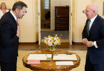 Стало известно, почему австралийские министры принесли присягу на розовом Коране