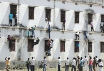 Емтиханда көшіргені үшін 300 адам тұтқындалды