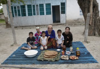 Билік ел тұрғындарының күндік асының мөлшеріне дейін белгілеп берді