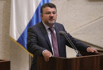 Депутат азаматтық туралы заңның «заңсыздығын» әшкереледі