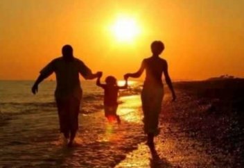 Бала әке мен шешенің сөзін таңдап тыңдайды