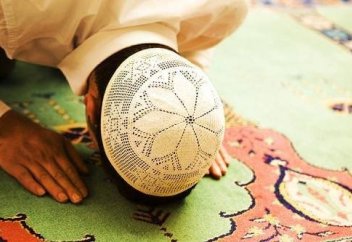 СӘҺУ СӘЖДЕСІН ЖАСАРДА БІР ЖАҒЫНА СӘЛЕМ БЕРІЛЕ МЕ, ЕКІ ЖАҒЫНА МА? ... - (Сәһу сәждеге қатысты алты сұрақ)