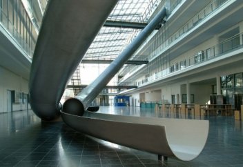 Университетте жоғары қабаттан төменге сырғанап түсуге болады (ВИДЕО)