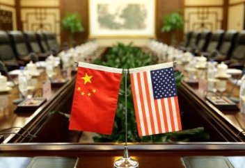 "Закройте этого зверя в клетке" - Китай о споре с США по торговому дефициту