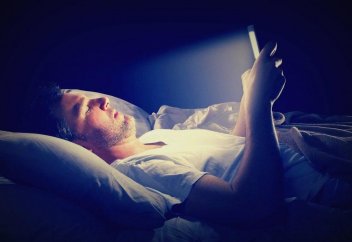 Смартфонның көгілдір жарығы жасушаның химиялық құрамын өзгертіп, ерте қартайтады – зерттеу