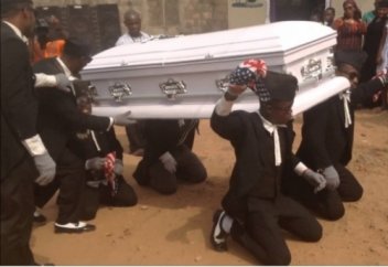 Африканская похоронная традиция ошарашила интернет-пользователей (Видео)