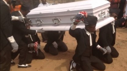 Африканская похоронная традиция ошарашила интернет-пользователей (Видео)