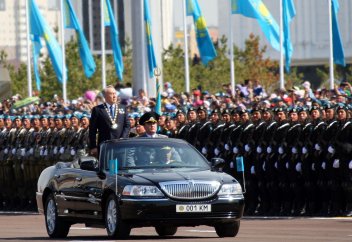 Астанада ел тарихындағы ең ауқымды әскери парад өтті (фото)