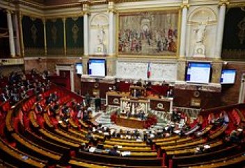 Франция «жұбайылық парыздан» бас тартады