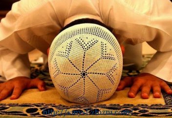 Если произнести салават после слов аттхията в первоначальном сидении, нужно ли начинать намаз заново?