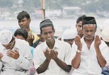 Рохиньялық мұсылмандар теңізде суға кетуде