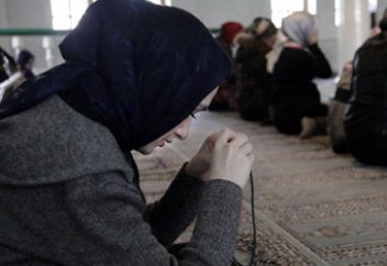 Имамға кешігіп ұйыған әйелдің намазы дұрыс па?