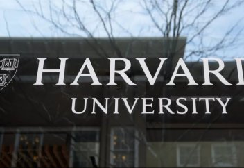 Власти США лишили Гарвард права обучать иностранных студентов