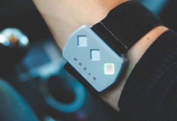 Көлік жүргізушісіне көмектесетін білезік (видео)