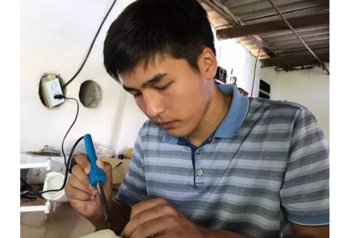 Қазақстандық 20 жастағы өнертапқыш Мұхаммеджан Кеңесбек мүмкіндігі шектеулі жандарға арналған бионикалық протез жасады