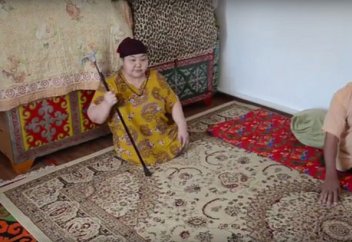 Екі аяқ, бір қолы жоқ қызылордалық таксиші болып отбасын асырауда (фото,видео)