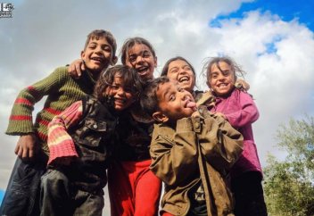 СИРИЯ БАЛАЛАРЫ: КАМЕРА СЫРТЫНДАҒЫ БЕЙНЕ (ФОТО)