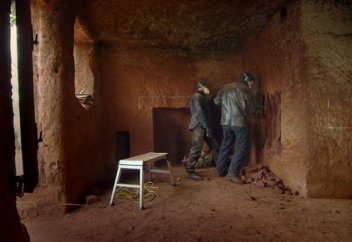 Үңгірді үйге айналдырған (видео)