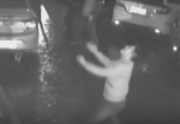 Биіктен құлаған әйелді көшедегі жігіт тосып алмақшы болды (видео)