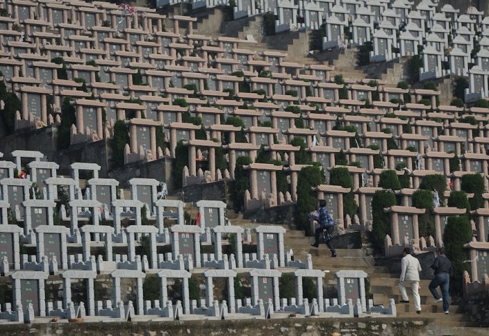 Пекинцам предложат бесплатные похороны с QR-кодами на могилах