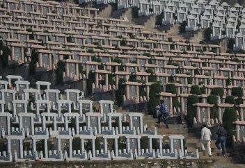 Пекинцам предложат бесплатные похороны с QR-кодами на могилах