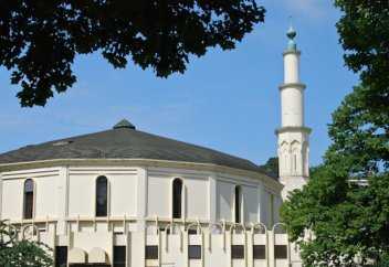 Еуропалық ел мешітте індетке байланысты намаз оқуға тыйым салса да неге азан шақыруға рұқсат етті (видео)