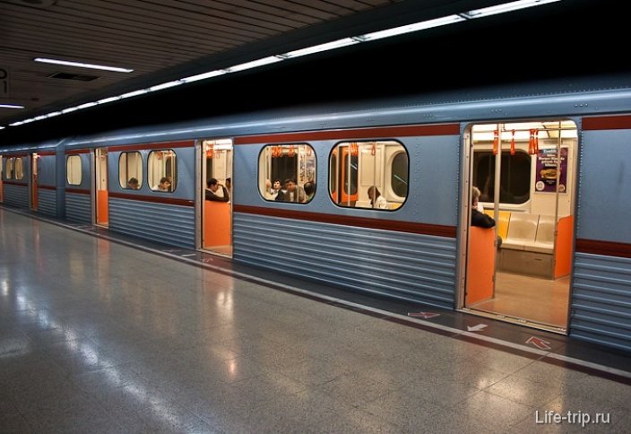 Узбекистанца депортировали из Турции за съемку женщины в метро