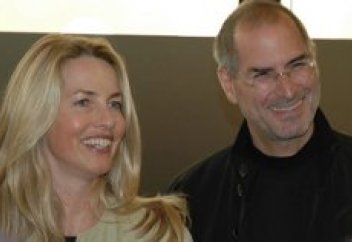 Әлемдегі ең бай әйел балаларына қандай себеппен мұра қалдырмайтынын мәлімдеді