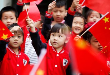 Қытай «бір отбасы – бір бала» саясатынан түбегейлі бас тартпақ