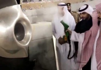 Разные: Как Каабу очищают от коронавируса? (видео)