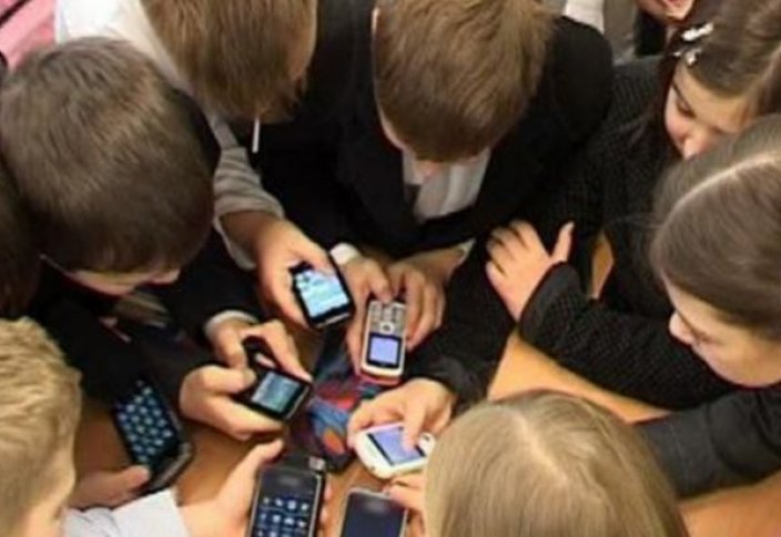 Мектепте оқушыларға телефонды пайдалануға тыйым салды