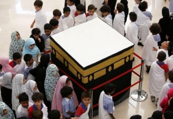 Оқушылар мектепте қажылық рәсімдерін үйренуде