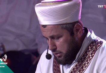 "Кәһф" сүресінің оқылуы (сүре көрсетілген) - Түрік қариы Исхақ Даныш