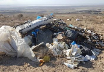 Самая глубокая впадина в Казахстане превращается в свалку (видео)