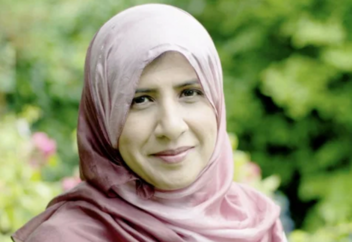 Писательнице в хиджабе поручили вести популярное новостное шоу