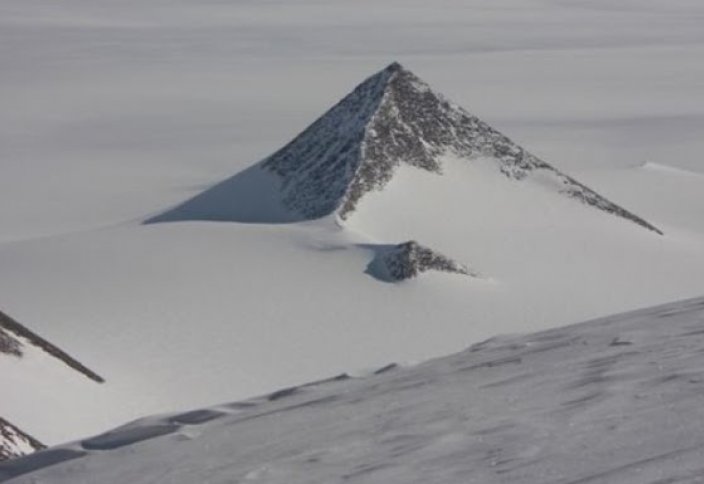 Переворот в истории: В Антарктиде обнаружены огромные древние пирамиды