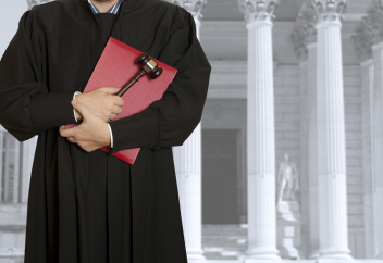 Тәліптер әйелдерге сот төрайымы болып жұмыс істеуге тыйым салды