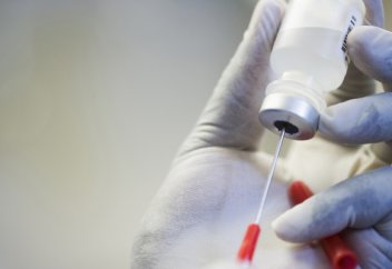 Екпеден діни себептермен бас тартуға заңмен тыйым салынды