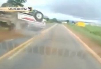 Бразилияда жүргізуші жүк көлігімен жеті рет аударылып, аман қалды (ВИДЕО)