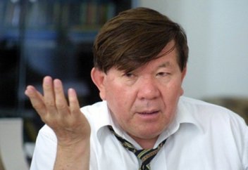 Орыс қызы Мұхтар Шахановтың “Желтоқсан тағлымы” өлеңін жатқа оқыды (видео)