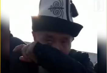 В Кыргызстане аксакала довели до слез