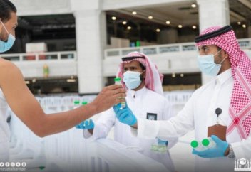 12 миллионов литров воды Замзам раздали паломникам в Мекке