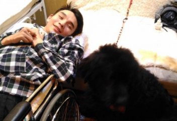 ДОБРО ВЕРНЕТСЯ: Парализованного карагандинца, отдавшего деньги на лечение детей, пригласили на реабилитацию в Индию